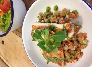 Filetto di salmerino su insalata di verdure e cereali