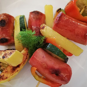 Spiedini di verdure e salsiccia