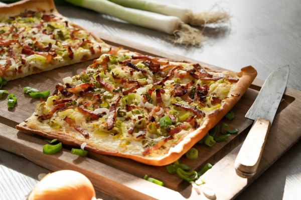 Flammkuchen con speck e cipolla
