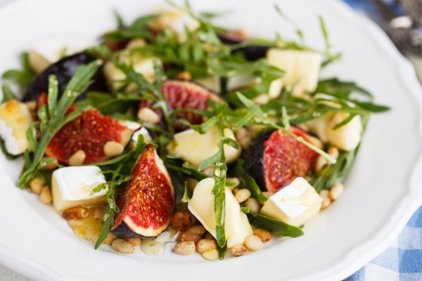 Insalata di fichi con formaggio di capra e noci