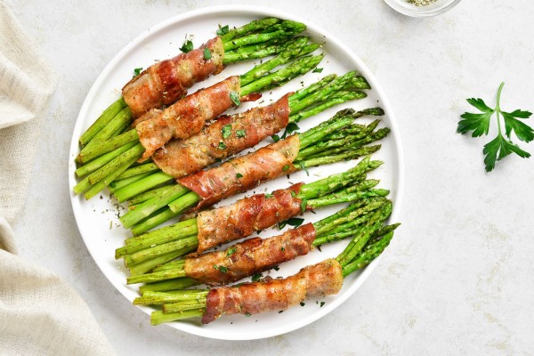 Asparagi avvolti in un manto di speck