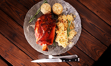 Stinco affumicato con canederli al tovagliolo e verza 