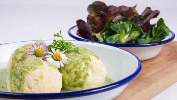 Canederli di ricotta con salsa all’aglio orsino