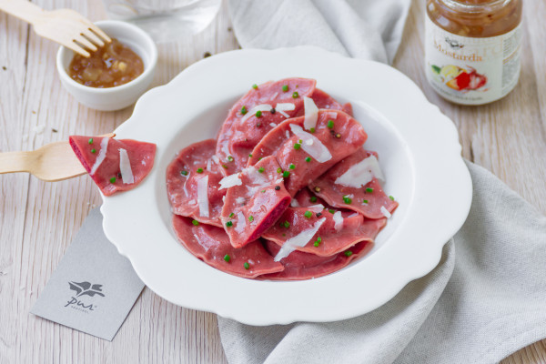 Casunziei alla barbabietola con mostarda di mele e formaggio di capra 