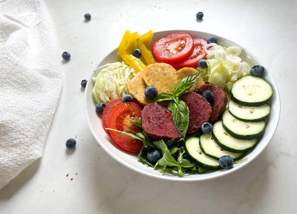 Gemischter Salat mit gebratenen Knödelscheiben und Kräuterdressing