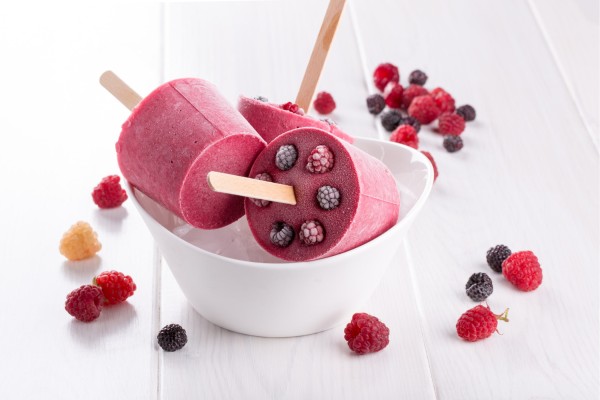 Gelato ai frutti di bosco fatto in casa senza gelatiera