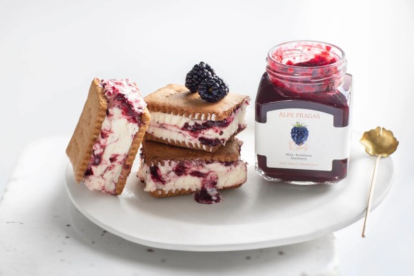 Biscotti gelato con composta di more