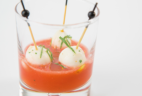 Zuppa fredda di pomodori con mozzarelline e basilico