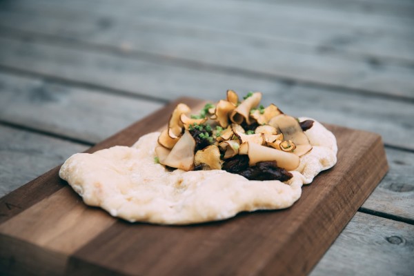 Fladenbrot, geschmorter Ochsenschwanz, eingelegte Topinambur