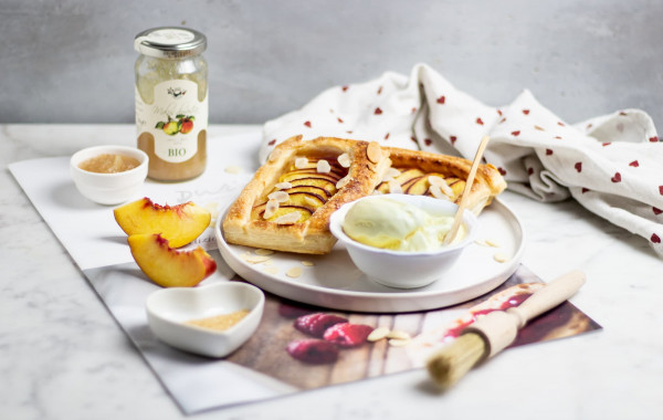 Sfogliatine di pesche e composta di mele