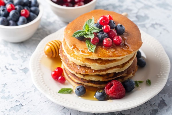 Pancake con frutti di bosco freschi 