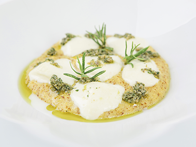 Polenta con mozzarella e pesto di capperi