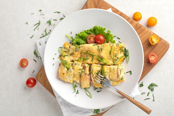 Omelette con formaggio e prosciutto