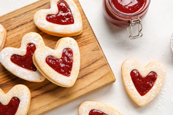 Cuori di frolla con marmellata di fragole