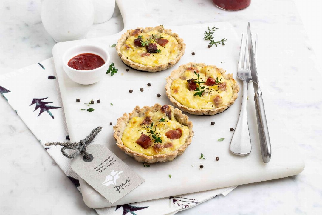 https://www.pursuedtirol.com/it/su-di-noi/magazine/ricette/tartellette-ai-porri-e-speck